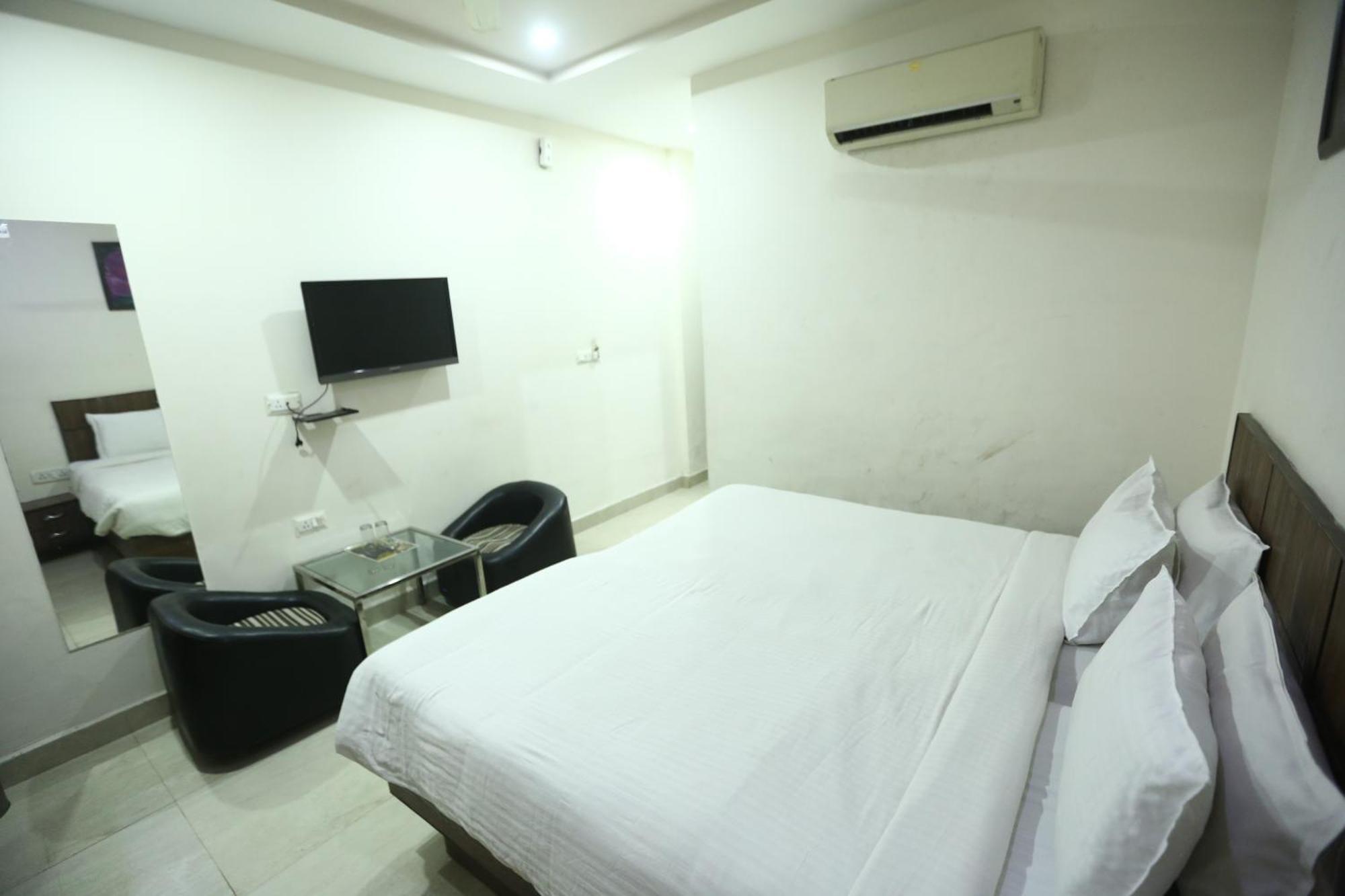 24 Hotel & Resort Агра Экстерьер фото